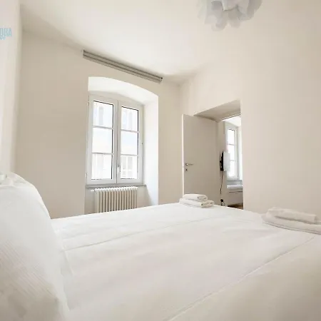 Corridoni 2d Tirabora Short Rent Triëst